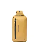 Monospalla uomo porta iPad®mini indossabile a zaino Piquadro C2OW, giallo